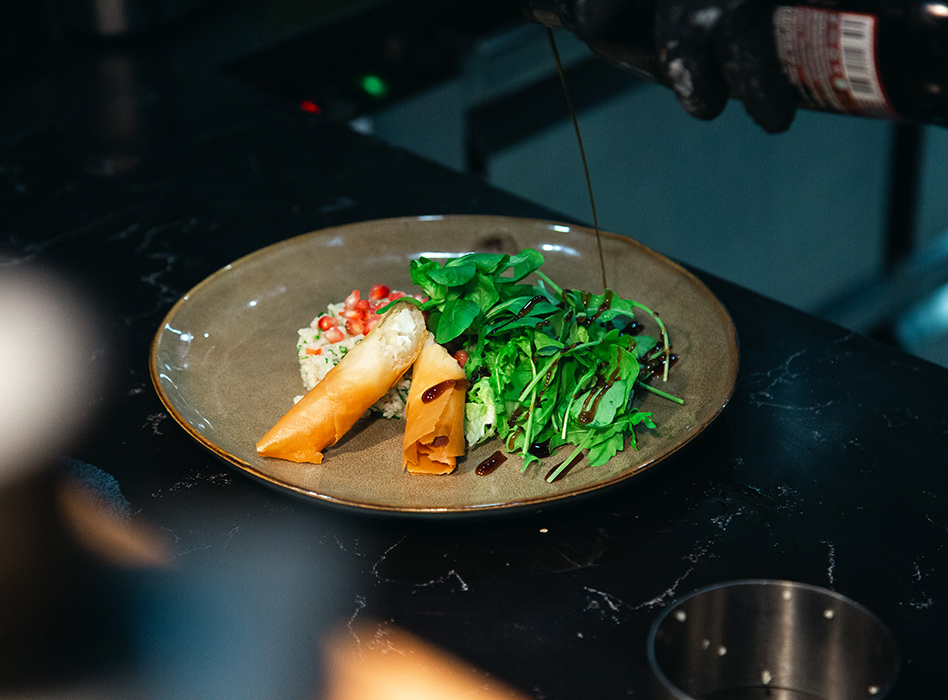 Teller mit leckerem Salat in der Brasserie MONRIVE