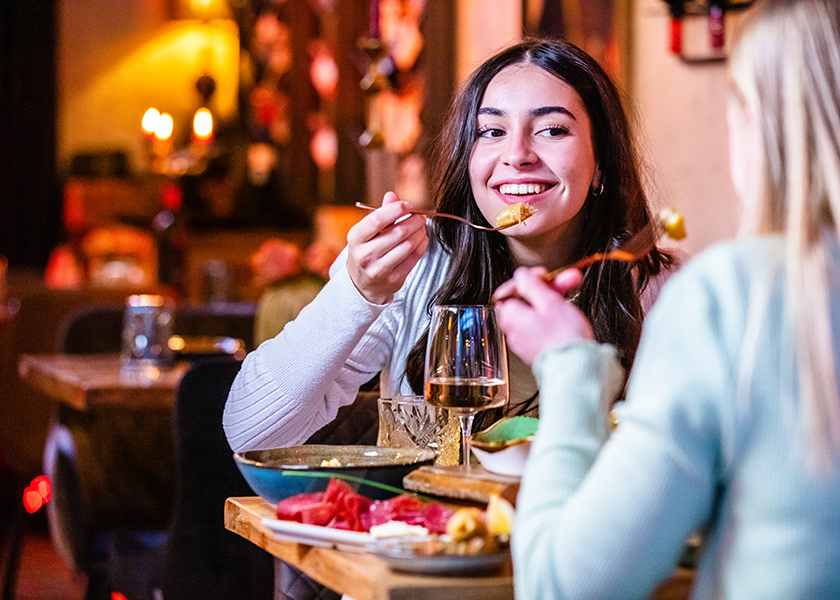 Zwei Gäste der Brasserie MONRIVE genießen ihr Essen