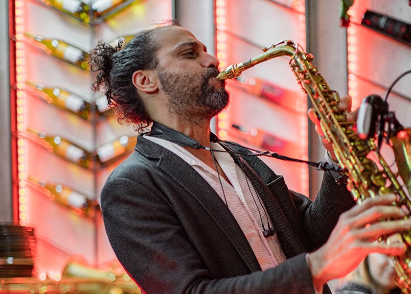 Mann Spielt Saxophon bei Event Gastronomie in Recklinghausen
